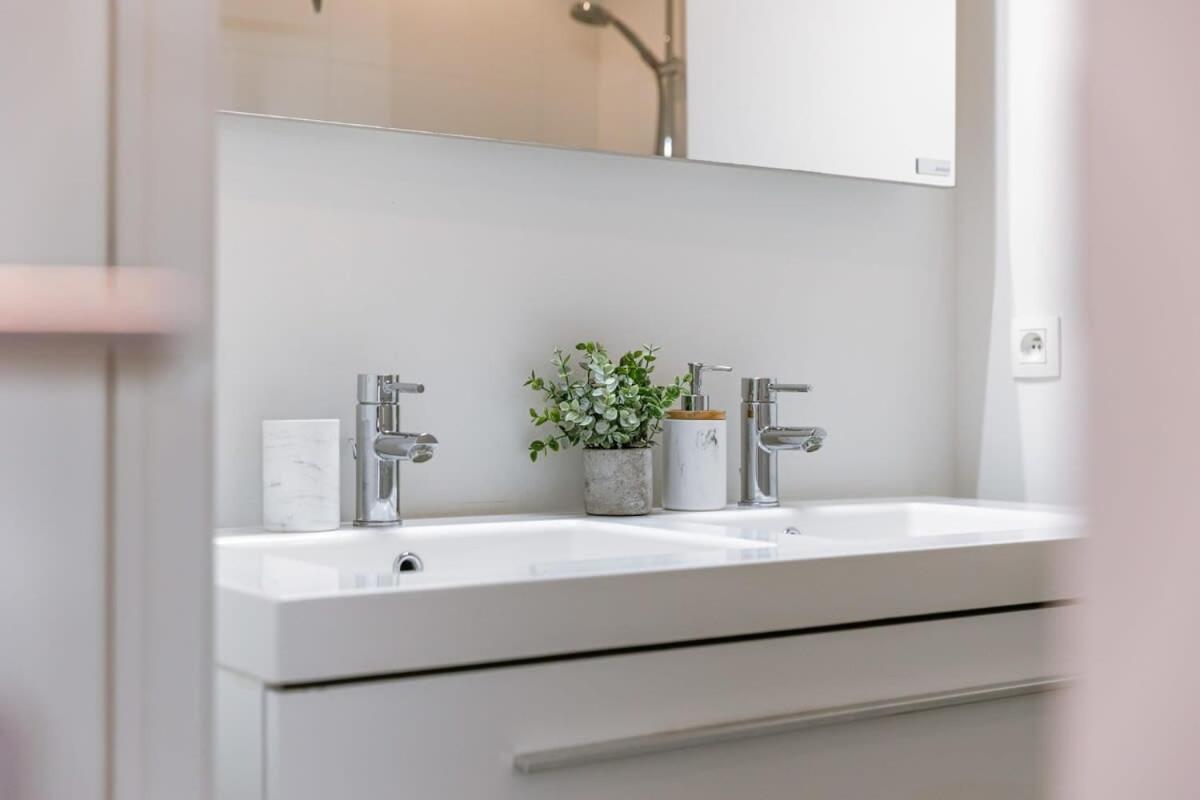 Huswell - With Beautiful View Of Apartment